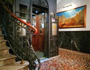 罗马蒙特卡洛酒店的通往大楼的入口,设有楼梯和门