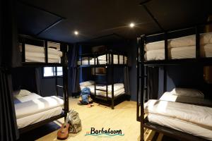 普吉镇Borbaboom Phuket Poshtel & Hostel的一间客房内设有四张双层床的房间