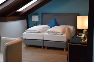 萨尔茨堡拉瑟霍夫安特宾馆的一间卧室设有两张床和蓝色的墙壁