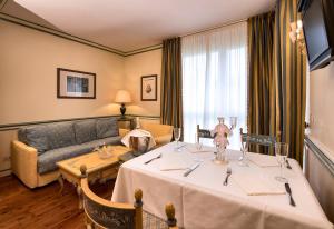 威尼斯丽都DB Villas Le Ville del Lido Resort的酒店客房设有一张桌子和一张沙发。