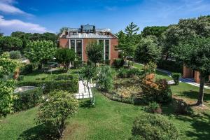 威尼斯丽都DB Villas Le Ville del Lido Resort的享有花园房屋的空中景致