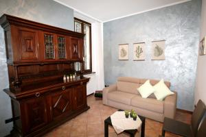 阿罗纳Cortile del Forno nel centro storico的客厅配有沙发和桌子