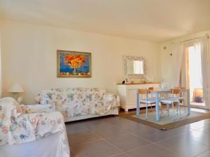 利多迪卡马约雷Villa Mare的客厅配有沙发和桌子