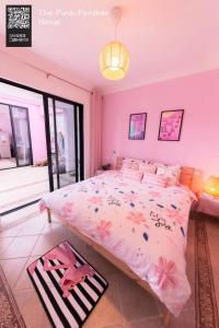 惠东万科双月湾独栋别墅的一间卧室配有一张带鲜花的大床
