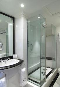伦敦红色康乃馨41酒店的一间带玻璃淋浴和水槽的浴室