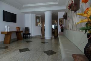 瓜拉派瑞Hotel da Lea的一间带电视和柱子的客厅