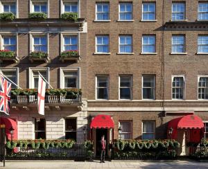 伦敦红色康乃馨切斯特菲尔德梅菲尔酒店的站在建筑物前的人