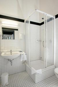 开姆尼茨阿本德罗特酒店的一间带水槽和淋浴的浴室