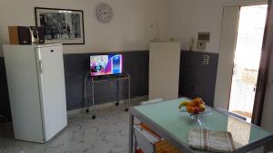 阿沃拉Villa Gallina的厨房配有2台冰箱和1张带电视的桌子