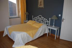 米拉克Maison d' hôtes individuelle La Relinquière的一间卧室配有一张床、一张桌子和一个窗户。