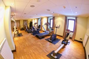 坎弗兰克埃斯塔西翁圣克里斯蒂娜珀蒂Spa酒店的健身房设有数台跑步机和椭圆机