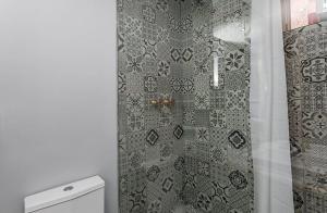 里斯本Unique Studio House | City Centre的带淋浴和浴帘的浴室