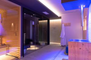 博萨迪法萨埃尔帕斯特酒店的带淋浴和卫生间的浴室。
