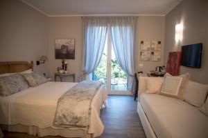 西尔米奥奈拉迪莫瑞德格达住宿加早餐旅馆的一间卧室配有一张床、一张沙发和一个窗口