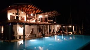马特勒深蓝酒店的夜间在房子前面的游泳池