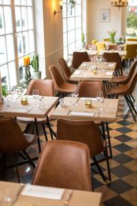 埃彭Hotel - Restaurant De 4 Jaargetijden的餐厅设有桌椅和玻璃杯