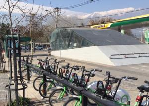 圣地亚哥Agradable Braganza的停在停车场的自行车排