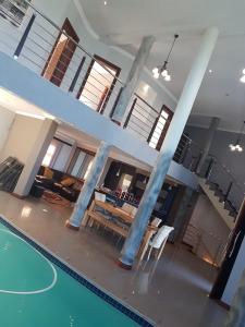 马盖特Mangie Villa的一座带游泳池和桌椅的房子