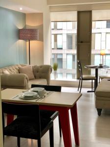 墨西哥城Boutique Apartment Puerta Alameda-801的客厅配有桌子和沙发