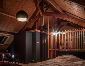 科特海讷Hofstede Prinsland的一间卧室设有一张床,天花板设有木制天花板