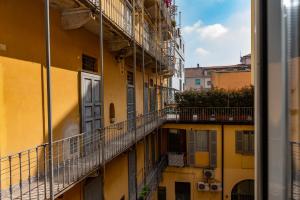 米兰La Casetta di Porta Romana的从窗户可欣赏到公寓大楼的景色