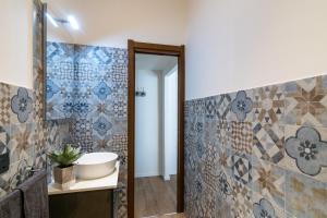 米兰La Casetta di Porta Romana的一间带卫生间、水槽和镜子的浴室