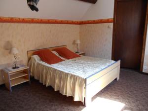 奥基葡萄园酒店客房内的一张或多张床位