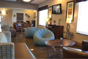 萨克维尔红河套房酒店的带沙发、椅子和桌子的等候室