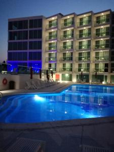 阿卡普尔科阿尔普尔科华美达酒店的一座游泳池,在晚上在建筑物前