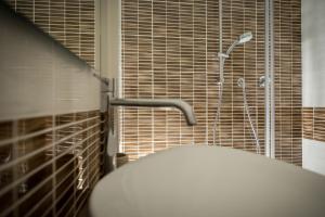 热那亚贝尔索吉奥诺酒店的带淋浴、卫生间和窗户的浴室