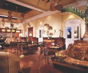马萨特兰Pueblo Bonito Emerald Bay Resort & Spa - All Inclusive的一个带桌椅的大堂和一间餐厅