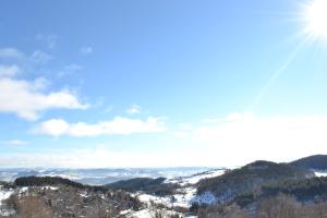 Antrenas小屋酒店的从雪覆盖的山顶上欣赏美景