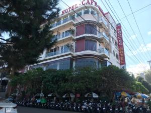 波来古市玉会酒店的停在大楼前的一组摩托车