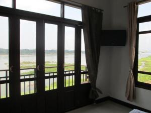 清刊诺恩纳博道利姆康酒店的客房设有门窗,享有美景。