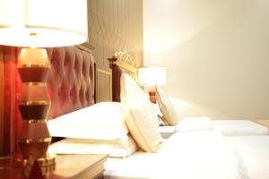Shīrpūr喀布尔星级餐厅酒店的酒店客房,设有两张床和一盏灯