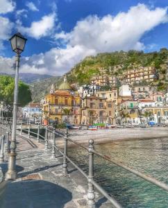 切塔拉B&B Cetara Amalfi Coast的享有水边小镇的景色
