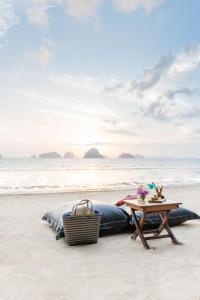 塔可克海滩The Tubkaak Krabi Boutique Resort - SHA Extra Plus的帐篷旁边的海滩野餐桌
