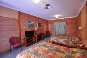 库伯佩迪土屋汽车旅馆的酒店客房设有两张床和电视。