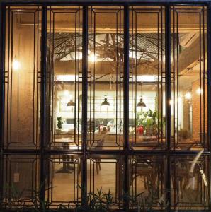 安帕瓦Gajib Bed&Breakfast的透过玻璃墙可欣赏到客房景色