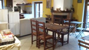 苏萨Relais des Alpes的一间厨房,内设一张木桌和椅子