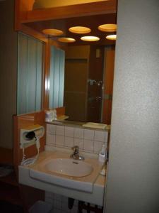 京都金柏来酒店的一间带水槽和镜子的浴室