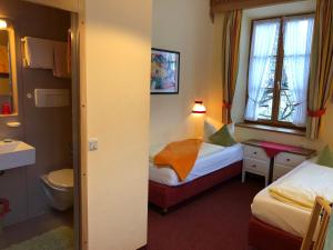 克舍尔沃尔特劳德加尼酒店的小房间设有两张床和卫生间