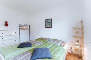 维也纳Apartment Vienna A的一间卧室配有一张带蓝色枕头的床。