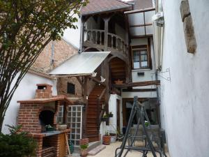 欧松讷Chez Christian的享有带遮阳篷和楼梯的房屋景致