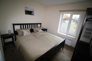 金瓦拉Atlantic Retreat Lodge的一间卧室设有一张大床和窗户