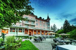 弗利姆斯Romantik Hotel Schweizerhof & Spa的庭院里设有桌椅的酒店
