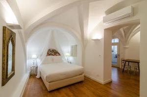 埃武拉Casa Morgado Esporao的卧室配有白色的床和桌子
