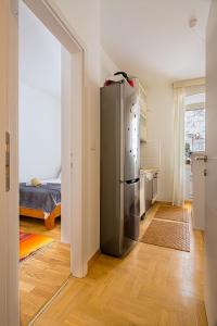 布德瓦Portun Apartment的一间厨房,里面配有不锈钢冰箱