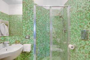 那不勒斯ALMA de Toledo Design Home Plebiscito的绿色瓷砖浴室设有水槽和淋浴