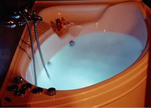 韦里亚马其顿酒店的浴室设有浴缸和淋浴。